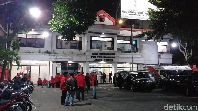 PAC se-Surabaya Datangi Kantor PDIP Jatim Tunggu Hasil Konfercab Lanjutan PAC se-Surabaya Datangi Kantor PDIP Jatim Tunggu Hasil Konfercab Lanjutan
