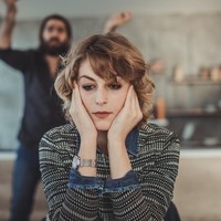 Mendengar orang berdebat atau bertengkar menjadi salah satu suara paling mengganggu menurut penelitian Profesor Trevor dari Inggris. Psikolog mengaitkan penyebabnya dengan trauma masa lalu, ketika orang mendengar orangtua mereka bertengkar waktu kecil. Foto: iStock