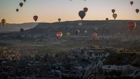 Cappadocia yang ada di Turki ini diselimuti oleh ratusan formasi batuan vulkanis dan naiknya balon udara panas ini menjadi hal yang sangat spektakuler bagi para pengunjung. Chris McGrath/Getty Images.