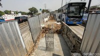 Proyek revitalisasi jembatan penyeberangan orang (JPO) Jembatan Gantung yang berada di kawasan Jakarta Barat, mulai dilakukan. Sejumlah pekerja mulai membangun pondasi tiang JPO Jembatan Gantung di sana, Selasa (16/7/2019).