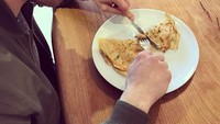 Ramsey rencananya akan bergabung dengan Juventus setelah kontraknya habis di Arsenal musim panas ini. Disamping itu, Ramsey penyuka sajian manis seperti pancake. Foto: Instagram aaronramsey
