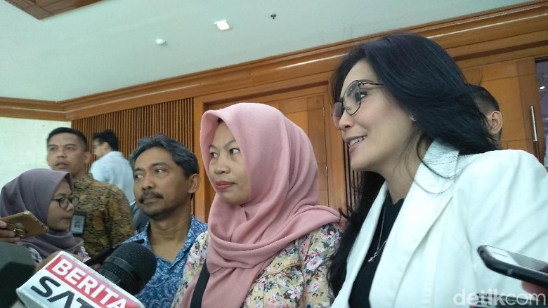 Senyum Baiq Nuril Usai Surat Amnestinya Dibacakan di Paripurna DPR Senyum Baiq Nuril Usai Surat Amnestinya Dibacakan di Paripurna DPR