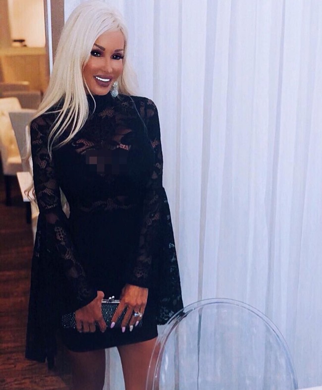 Meskipun demikian, wanita berusia 44 tahun ini sangat senang bahwa penampilannya menarik begitu banyak perhatian positif. Ia telah menghabiskan berjam-jam dan miliaran rupiah untuk mengasah penampilannya. Foto: Instagram