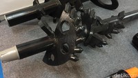 Ini mata bor yang digunakan untuk proses pemasangan pipa atau kabel-kabel PLN. Mata bor produksi North Star Drilling Tools ini bisa tembus kedalaman lebih dari 6 meter.