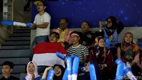 Ada pula penonton yang membawa bendera merah putih saat menyaksikan pertandingan Indonesia Open 2019.