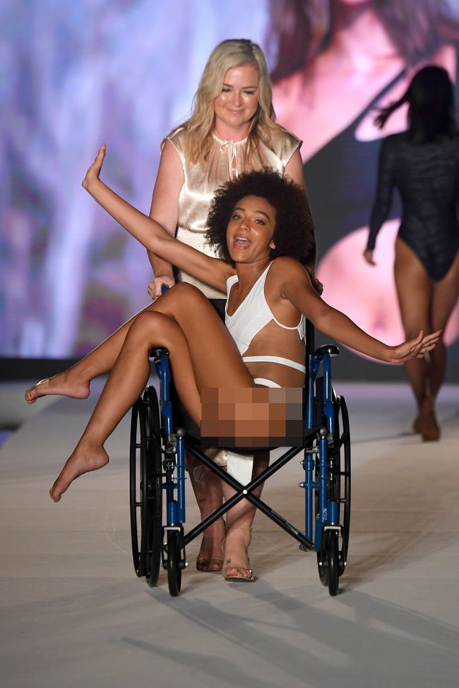 Djaniel pun tampil di runway menggunakan kursi roda. Terlihat dari berbagai foto dan video yang beredar, wanita asal AS tersebut tampak percaya diri dan menikmati momennya. Penampilan Djaniel itu lalu mendapatkan respon positif dari banyak netizen. Foto: Getty Images