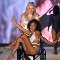 Djaniel pun tampil di runway menggunakan kursi roda. Terlihat dari berbagai foto dan video yang beredar, wanita asal AS tersebut tampak percaya diri dan menikmati momennya. Penampilan Djaniel itu lalu mendapatkan respon positif dari banyak netizen. Foto: Getty Images