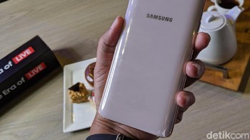 Ponsel ini menawarkan banyak daya tarik. Foto: Adi Fida Rahman/detikINET
