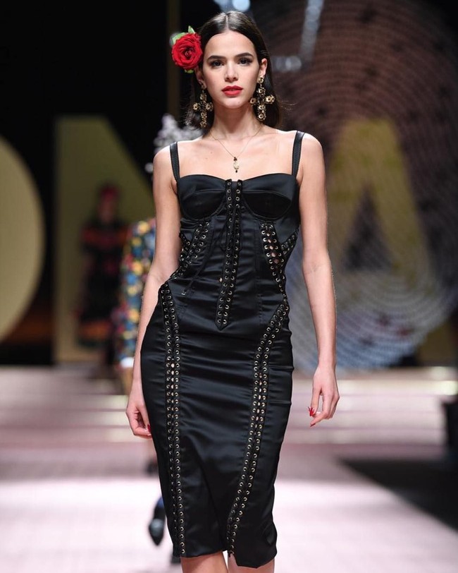 Setelah putus dari Neymar, Bruna Marquezine memilih fokus mengembangkan kariernya. Dia pun tampil di berbagai acara internasional seperti Festival Film Cannes hingga eksis di majalah Vogue bersama 14 selebriti dari berbagai belahan dunia lainnya. Foto: Instagram