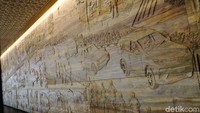 Sebagian besar interior showroom ini dilapisi ukiran kayu dan langit-langitnya menggunakan anyaman rotan.