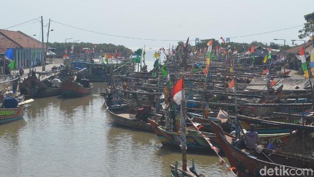 Cuaca Buruk, Nelayan Cirebon Pilih Perbaiki Jaring dan Tak Melaut