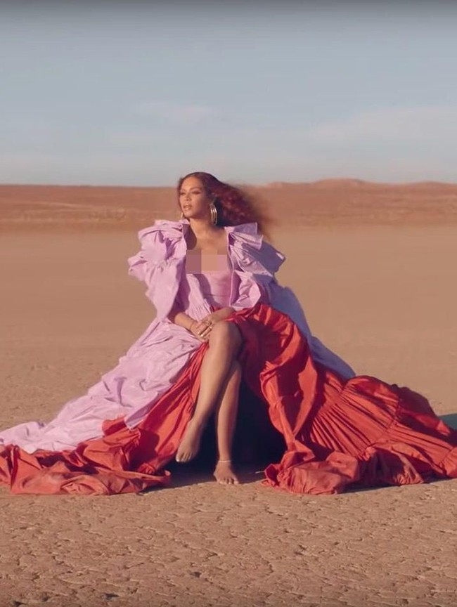 Sebuah adegan menampilkan Beyonce tampil dalam balutan gaun Valentino koleksi Couture Spring 2019 di tengah hamparan padang pasir. Gaun merah-pink itu hadir dengan rok megar yang membuat penyanyi sekaligus pengisi suara Nala itu semakin terasa dramatis. (Foto: YouTube)