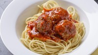 Menu klasik restoran Italia, Spaghetti Bola-bola Daging tak pernah membosankan. Disukai anak-anak karena bola daging yang empuk juicy. Cek resep ini untuk melihat cara membuatnya. Foto: iStock