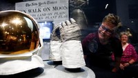 Seorang pengunjung melihat beragam perlengkapan milik Buzz Aldrin, salah seorang astronot yang ikut serta dalam misi Apollo 11 yang bersejarah 50 tahun silam. Lindsey Wasson/Reuters.