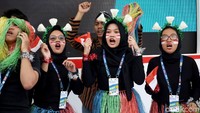 Sejumlah penonton hadir di Istora Senayan, dengan mengenakan beragam atribut unik.