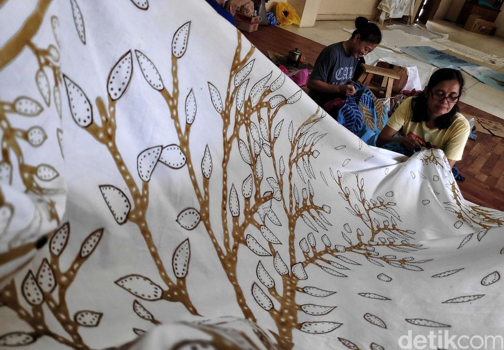Sejumlah warga membatik di kawasan Rusun Marunda,  Jakarta Utara,  Rabu (17/7). Menurut keterangan warga kerajinan Batik Marunda itu dimulai sejak tahun 2013. Batik Marunda memiliki motif kembang kelapa,  kembang tlong, flamboyan,  bulus,  widelia,  ombak dan daun kupu-kupu dan pakis harganya Rp. Rp. 400 ribu -Rp. 1,5 juta.