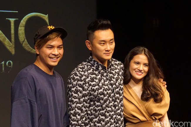 Euforia film ‘The Lion King’ disambut dengan pameran fotografi ‘Disney’s The Lion King Through Our Lens’ yang menampilkan sejumlah nama artis Indonesia papan atas berpose ala binatang Afrika. Berada di balik lensa kamera, fotografer selebriti ternama Rio Motret. “Inspirasinya tentu film Lion King. Tapi aku mau konsepnya lebih mature dan fashionable,” kata Rio, Selasa (16/7/2019). Foto: Daniel Ngantung/Wolipop