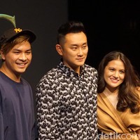 Euforia film ‘The Lion King’ disambut dengan pameran fotografi ‘Disney’s The Lion King Through Our Lens’ yang menampilkan sejumlah nama artis Indonesia papan atas berpose ala binatang Afrika. Berada di balik lensa kamera, fotografer selebriti ternama Rio Motret. “Inspirasinya tentu film Lion King. Tapi aku mau konsepnya lebih mature dan fashionable,” kata Rio, Selasa (16/7/2019). Foto: Daniel Ngantung/Wolipop