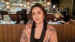Yuk! Intip Anya Geraldine Saat Ngopi hingga Makan di Warteg