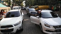 Sejumlah kendaraan roda empat mengantre untuk melakukan uji emisi kendaraan di kawasan Kantor Wali Kota Jakarta Utara.