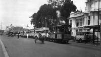Era trem kuda pun berakhir dan digantikan dengan trem uap pada 1883. Trem uap ini dimiliki oleh perusahaan Stroomtram Mij dengan rute sama dengan tramway kuda yang hanya terpisah di kawasan Harmonie (sekarang Harmoni). Setelah itu rute trem uap menuju Senen, Kramat, sampai Meester Cornelis (sekarang Jatinegara). Dok. Wikipedia/Tropenmuseum  