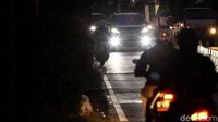 Sejumlah pemotor nekat melawan arus di jalur busway jalan Daan Mogot, Jakarta Barat, Rabu (17/7).