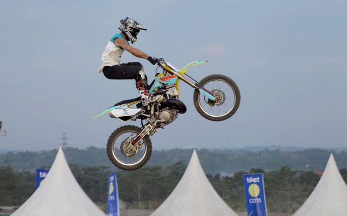 Ajang MXGP Asia yang digelar di Semarang dan diikuti oleh ratusan peserta dari berbagai negara baru saja usai. Beragam atraksi gila diatas roda pun terekam kamera.