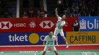Ganda putra Indonesia Fajar/Rian sukses merebut tiket ke babak 16 besar usai mengalahkan ganda China Huang/Liu dengan skor 18-21,21-14,21-16.