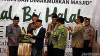 Usai sambutan, JK bersama Maruf dan beberapa pengurus DMI juga memotong tumpeng dalam rangka milad DMI ke-47.