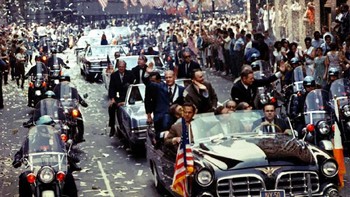 Antusiasme diperlihatkan rakyat AS pada masa itu yang turun ke jalan-jalan dengan rasa bangga melihat kesuksesan pendaratan di Bulan. Foto: Getty Images