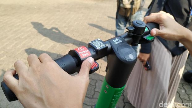 Detik-detik Pengendara Camry Tabrak Pengguna GrabWheels Versi Polisi