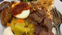 Pagi hari masyarakat Aceh biasa menyantap nasi gurih sebagai menu sarapan. Lauknya sayur, rendang, telur dan sambal. Temannya tentu sja kopi Aceh yang harum. Foto : Instagram @7171ana