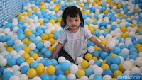 Anak-anak terlihat sangat semringah saat bermain.