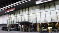 Showroom ini merupakan perbaikan dari showroom sebelumnya di kawasan yang sama.