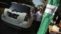 Seorang pengendara bersiap melakukan uji emisi kendaraan di kawasan Kantor Wali Kota Jakarta Utara.