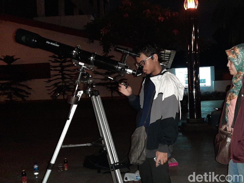 Saksikan Gerhana Bulan, Warga Datangi Planetarium Jakarta Saksikan Gerhana Bulan, Warga Datangi Planetarium Jakarta
