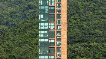Bangunan ini bukan pembatas hutan. Foto: Nikola Olic
