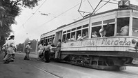 Meski kehadiran trem listrik dinilai sangat membantu warga kota Jakarta di masa lalu. Di tahun 1960-an trem yang beroperasi di Jakarta mulai dihentikan. Istimewa/Dok. quora.com.