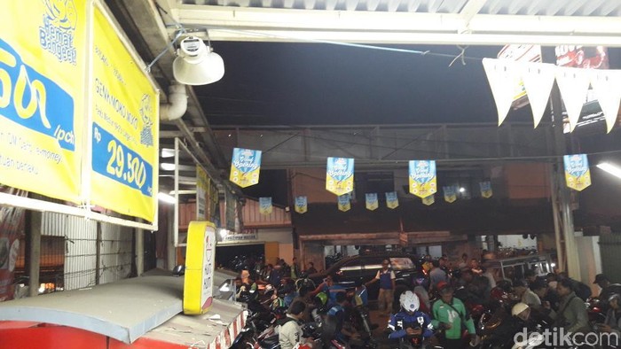 Polisi Pasang Pengeras Suara Tertibkan Ojol di Stasiun Bekasi