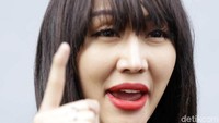 Lucinta Luna marah saat dibandingkan dengan Dena Rachman oleh awak media. Pool/Ismail/detikFoto.