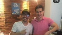Ternyata Steve Emmanuel juga suka habiskan waktu dengan makan bersama temannya. Ini pose Steve sambil memegang paket makanan berwarna kuning. Foto: Istimewa
