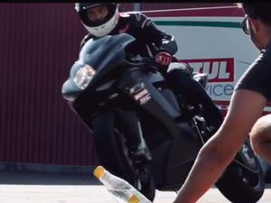 Gokil! Bottle Cap Challenge Pakai Cara Burnout
