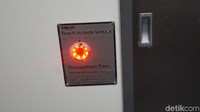 Ini tombol sensor untuk keluar dan menutup pintu toilet ada tombolnya sendiri di dalam kamar (Ahmad Masaul Khoiri/detikcom)