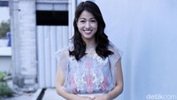 Karenina tampil cantik menawan dengan blus dan rok putih.