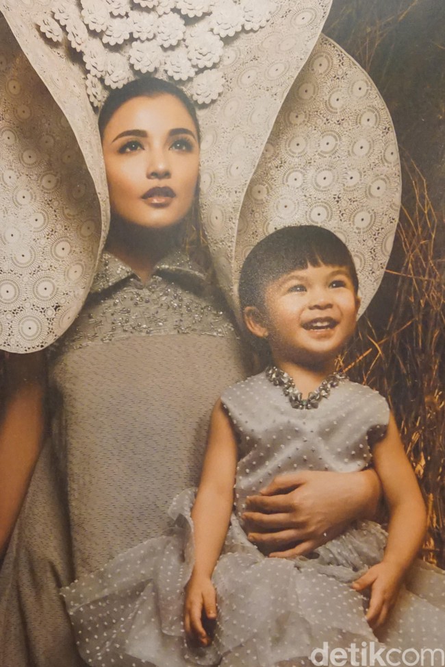 Ada nama Chelsea Olivia yang difoto bersama putrinya, Nastusha. “Gajah dipilih karena kebetulan Nastusha suka sama gajah,” ungkap Rio. “Dumbo film pertama yang ditonton Natusah di bioskop,” tambah suami Chelsea, Glenn Alinskie di kesempatan yang sama. Chelsea sendiri menebar pesonanya dalam balutan gaun Andreas Odang. Foto: Daniel Ngantung/Wolipop