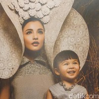 Ada nama Chelsea Olivia yang difoto bersama putrinya, Nastusha. “Gajah dipilih karena kebetulan Nastusha suka sama gajah,” ungkap Rio. “Dumbo film pertama yang ditonton Natusah di bioskop,” tambah suami Chelsea, Glenn Alinskie di kesempatan yang sama. Chelsea sendiri menebar pesonanya dalam balutan gaun Andreas Odang. Foto: Daniel Ngantung/Wolipop