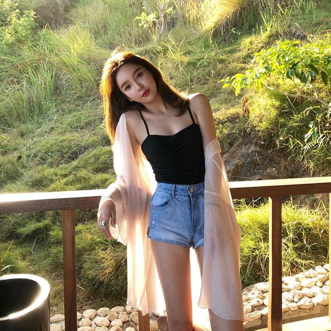 Berpose dengan latar belakang pemandangan alam di Bali, kecantikan Vicky inilah yang memesona netizen. Banyak yang tak percaya kalau dia sudah menikah dan menjadi ibu dari seorang anak. Foto: Instagram @vickybabyswl