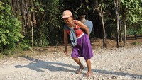 Warga harus menempuh perjalanan jauh untuk mendapatkan air bersih.