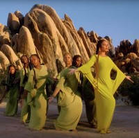 Gaun kuning kehijauan karya Norma Kamali juga jadi andalan penyanyi yang turut memboyong putrinya, Blue Ivy, tampil di video tersebut. (Foto: YouTube)