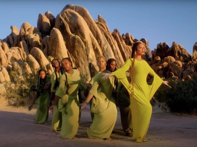 Gaun kuning kehijauan karya Norma Kamali juga jadi andalan penyanyi yang turut memboyong putrinya, Blue Ivy, tampil di video tersebut. (Foto: YouTube)